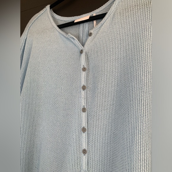 Urban Outfitter Women’s Oversized Waffle Top. 1/2 button down. EUC. Size S - Picture 3 of 7